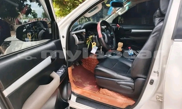 Buy Used Toyota Hilux White Car in Import - Dubai in Attapeu Province Buy Used Toyota Hilux White Car in Import - Dubai in Attapeu Province