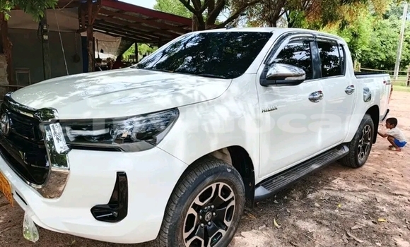 Buy Used Toyota Hilux White Car in Import - Dubai in Attapeu Province Buy Used Toyota Hilux White Car in Import - Dubai in Attapeu Province