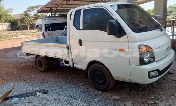 Buy Used Kia Magentis White Car in Vientiane in Vientiane Province