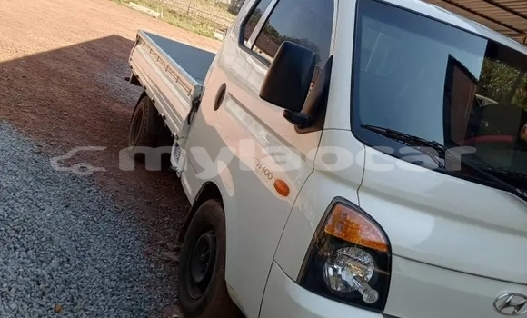 Buy Used Kia Magentis White Car in Vientiane in Vientiane Province Buy Used Kia Magentis White Car in Vientiane in Vientiane Province