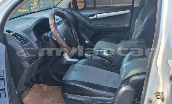 Buy Used Isuzu D–MAX White Car in Vientiane in Vientiane Province Buy Used Isuzu D–MAX White Car in Vientiane in Vientiane Province