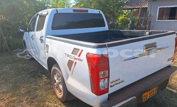 Buy Used Isuzu D–MAX White Car in Vientiane in Vientiane Province Buy Used Isuzu D–MAX White Car in Vientiane in Vientiane Province