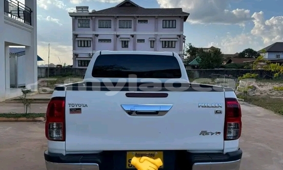 Buy Used Toyota Hilux White Car in Luang Namtha in Luang Namtha Province Buy Used Toyota Hilux White Car in Luang Namtha in Luang Namtha Province
