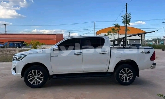 Buy Used Toyota Hilux White Car in Luang Namtha in Luang Namtha Province Buy Used Toyota Hilux White Car in Luang Namtha in Luang Namtha Province