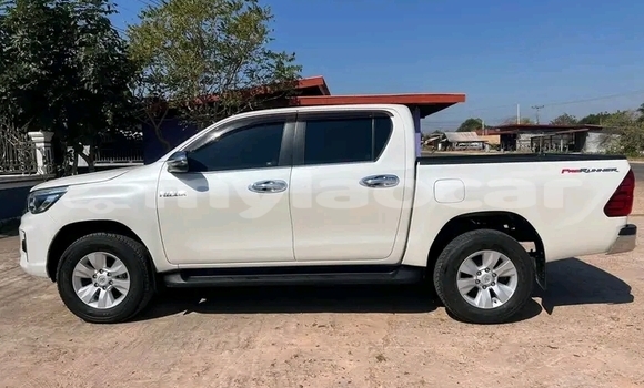 Buy Used Toyota Hiluxe Revo White Car in Vientiane in Vientiane Province Buy Used Toyota Hiluxe Revo White Car in Vientiane in Vientiane Province