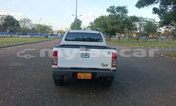 Buy Used Toyota Hilux White Car in Vientiane in Vientiane Province Buy Used Toyota Hilux White Car in Vientiane in Vientiane Province