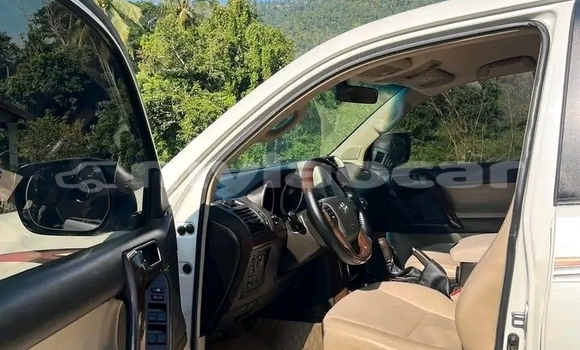 Buy Used Toyota Prado White Car in Vientiane in Vientiane Province Buy Used Toyota Prado White Car in Vientiane in Vientiane Province