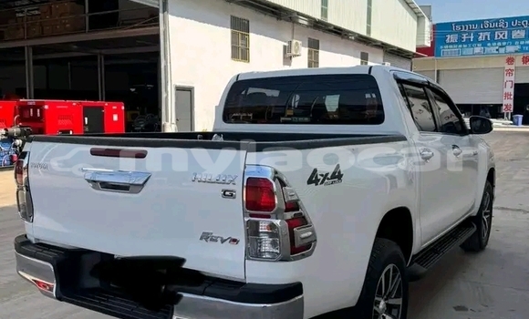 Buy Used Toyota Hiluxe Revo White Car in Vientiane in Vientiane Province Buy Used Toyota Hiluxe Revo White Car in Vientiane in Vientiane Province