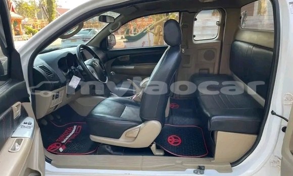 Buy Used Toyota Hilux White Car in Vientiane in Vientiane Province Buy Used Toyota Hilux White Car in Vientiane in Vientiane Province