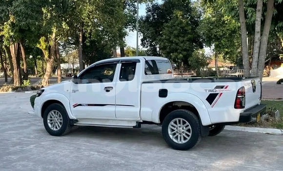 Buy Used Toyota Hilux White Car in Vientiane in Vientiane Province Buy Used Toyota Hilux White Car in Vientiane in Vientiane Province