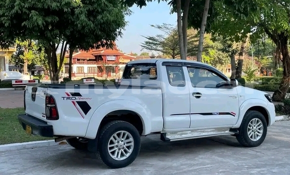 Buy Used Toyota Hilux White Car in Vientiane in Vientiane Province Buy Used Toyota Hilux White Car in Vientiane in Vientiane Province