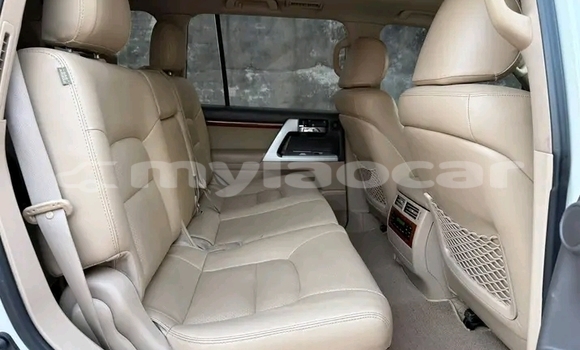Buy Used Toyota Land Cruiser White Car in Thakek in Khammouan Province Buy Used Toyota Land Cruiser White Car in Thakek in Khammouan Province