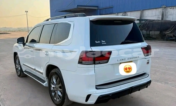 Buy Used Toyota Land Cruiser White Car in Thakek in Khammouan Province Buy Used Toyota Land Cruiser White Car in Thakek in Khammouan Province