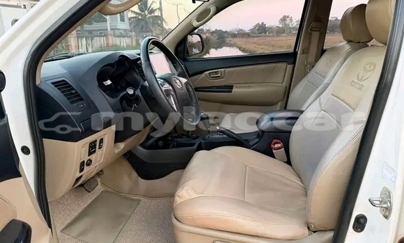 Buy Used Dodge Charger White Car in Vientiane in Vientiane Province