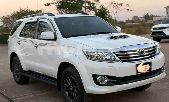 Buy Used Dodge Charger White Car in Vientiane in Vientiane Province Buy Used Dodge Charger White Car in Vientiane in Vientiane Province