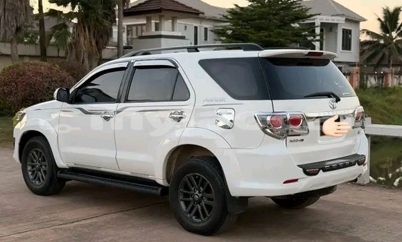 Buy Used Dodge Charger White Car in Vientiane in Vientiane Province Buy Used Dodge Charger White Car in Vientiane in Vientiane Province