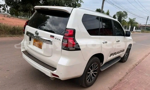 Buy Used Toyota Prado White Car in Thakhek in Khammouan Province