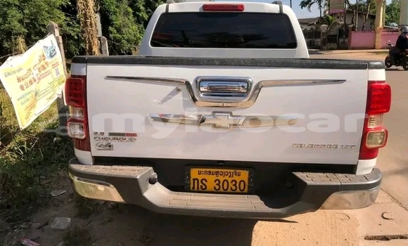 Buy Used Toyota Hilux White Car in Vientiane in Vientiane Province