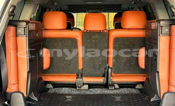 Buy Used Toyota Land Cruiser White Car in Thakhek in Khammouan Province