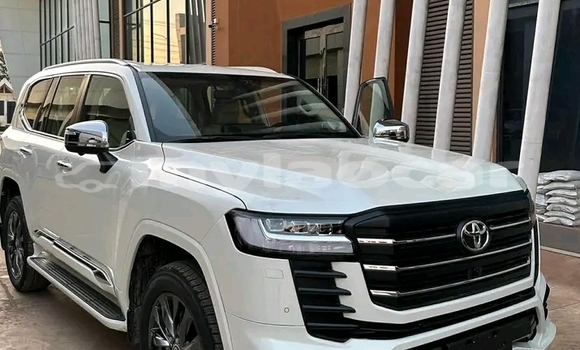 Buy Used Toyota Land Cruiser White Car in Vientiane in Vientiane Province Buy Used Toyota Land Cruiser White Car in Vientiane in Vientiane Province