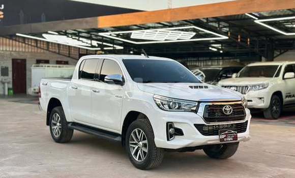 Buy Used Toyota Hiluxe Revo White Car in Vientiane in Vientiane Province Buy Used Toyota Hiluxe Revo White Car in Vientiane in Vientiane Province