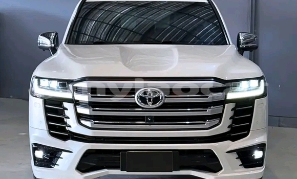 Buy Used Toyota Land Cruiser White Car in Luang Namtha in Luang Namtha Province Buy Used Toyota Land Cruiser White Car in Luang Namtha in Luang Namtha Province