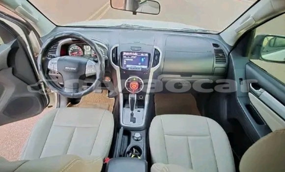 Buy Used Isuzu D-max Hi-Lander 2 dr White Car in Luang Namtha in Luang Namtha Province Buy Used Isuzu D-max Hi-Lander 2 dr White Car in Luang Namtha in Luang Namtha Province
