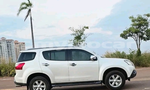 Buy Used Isuzu D-max Hi-Lander 2 dr White Car in Luang Namtha in Luang Namtha Province Buy Used Isuzu D-max Hi-Lander 2 dr White Car in Luang Namtha in Luang Namtha Province