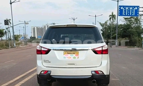 Buy Used Isuzu D-max Hi-Lander 2 dr White Car in Luang Namtha in Luang Namtha Province Buy Used Isuzu D-max Hi-Lander 2 dr White Car in Luang Namtha in Luang Namtha Province