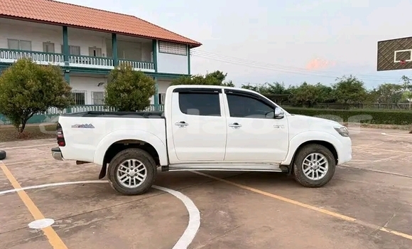 Buy Used Toyota Hilux White Car in Vientiane in Vientiane Province Buy Used Toyota Hilux White Car in Vientiane in Vientiane Province