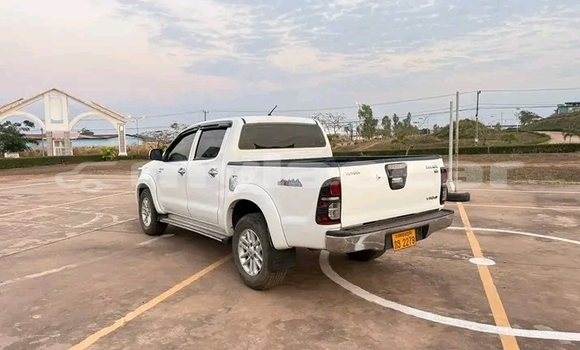 Buy Used Toyota Hilux White Car in Vientiane in Vientiane Province Buy Used Toyota Hilux White Car in Vientiane in Vientiane Province