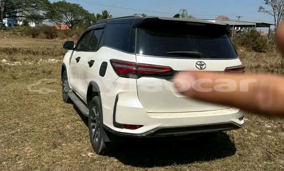 Buy Used Toyota Fortuner White Car in Vientiane in Vientiane Province Buy Used Toyota Fortuner White Car in Vientiane in Vientiane Province
