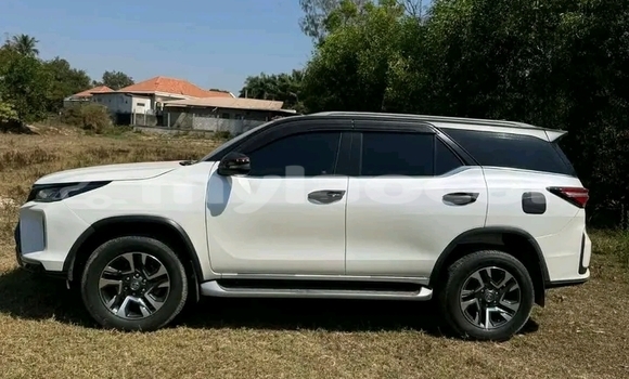Buy Used Toyota Fortuner White Car in Vientiane in Vientiane Province Buy Used Toyota Fortuner White Car in Vientiane in Vientiane Province