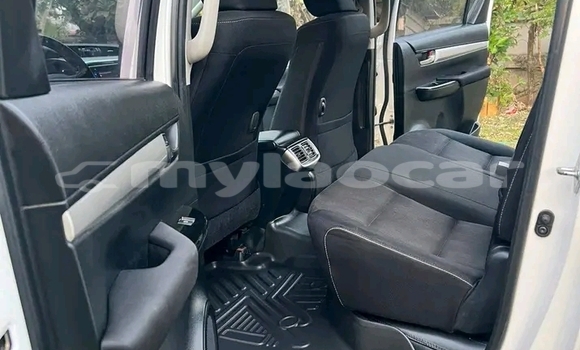 Buy Used Toyota Hilux White Car in Vientiane in Vientiane Province Buy Used Toyota Hilux White Car in Vientiane in Vientiane Province