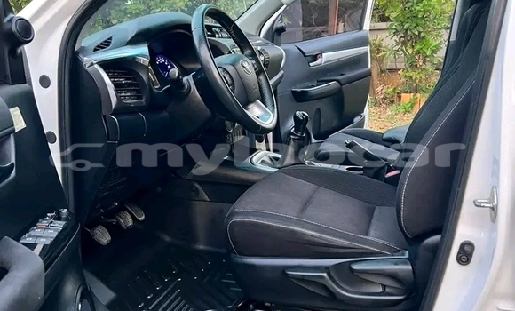 Buy Used Toyota Hilux White Car in Vientiane in Vientiane Province Buy Used Toyota Hilux White Car in Vientiane in Vientiane Province