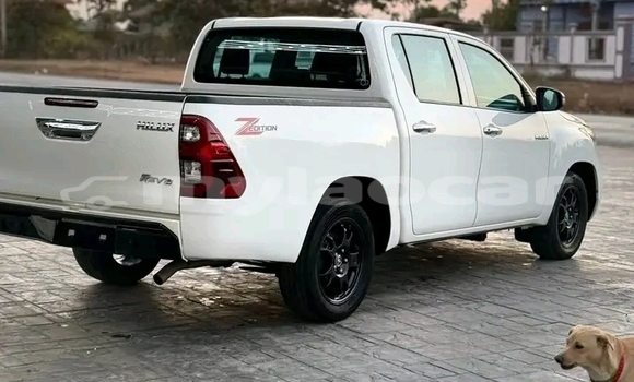 Buy Used Toyota Hilux White Car in Vientiane in Vientiane Province