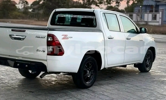 Buy Used Toyota Hilux White Car in Vientiane in Vientiane Province Buy Used Toyota Hilux White Car in Vientiane in Vientiane Province