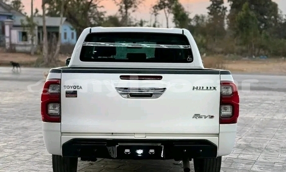 Buy Used Toyota Hilux White Car in Vientiane in Vientiane Province Buy Used Toyota Hilux White Car in Vientiane in Vientiane Province