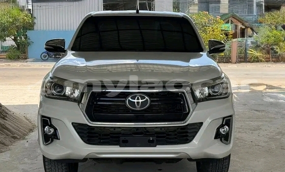 Buy Used Toyota Hilux White Car in Vientiane in Vientiane Province Buy Used Toyota Hilux White Car in Vientiane in Vientiane Province