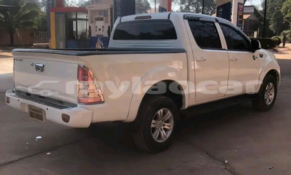 Buy Used Toyota Hilux White Car in Savannakhet in Savannakhét Province