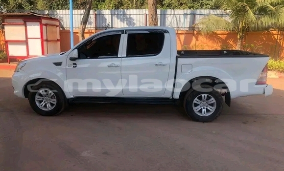 Buy Used Toyota Hilux White Car in Savannakhet in Savannakhét Province Buy Used Toyota Hilux White Car in Savannakhet in Savannakhét Province