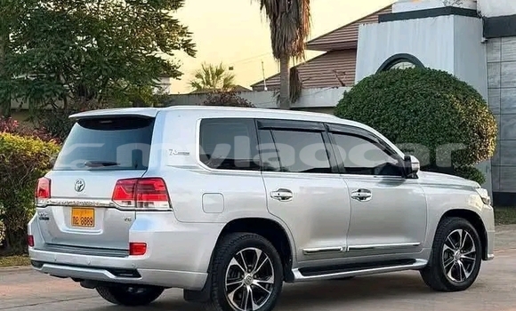 Buy Used Toyota Land Cruiser White Car in Vientiane in Vientiane Province