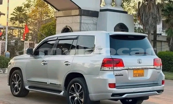 Buy Used Toyota Land Cruiser White Car in Vientiane in Vientiane Province Buy Used Toyota Land Cruiser White Car in Vientiane in Vientiane Province