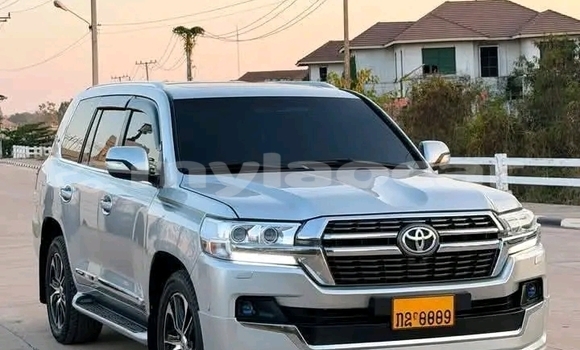 Buy Used Toyota Land Cruiser White Car in Vientiane in Vientiane Province Buy Used Toyota Land Cruiser White Car in Vientiane in Vientiane Province