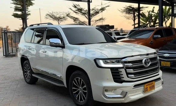 Buy Used Toyota Land Cruiser Prado White Car in Vientiane in Vientiane Province Buy Used Toyota Land Cruiser Prado White Car in Vientiane in Vientiane Province