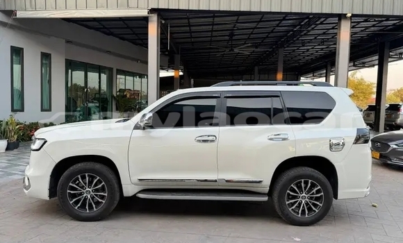 Buy Used Toyota Land Cruiser Prado White Car in Vientiane in Vientiane Province Buy Used Toyota Land Cruiser Prado White Car in Vientiane in Vientiane Province