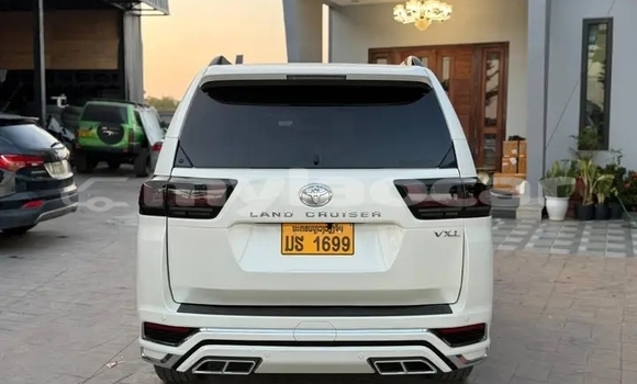 Buy Used Toyota Land Cruiser Prado White Car in Vientiane in Vientiane Province Buy Used Toyota Land Cruiser Prado White Car in Vientiane in Vientiane Province