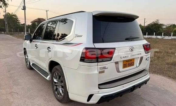 Buy Used Toyota Land Cruiser Prado White Car in Vientiane in Vientiane Province Buy Used Toyota Land Cruiser Prado White Car in Vientiane in Vientiane Province
