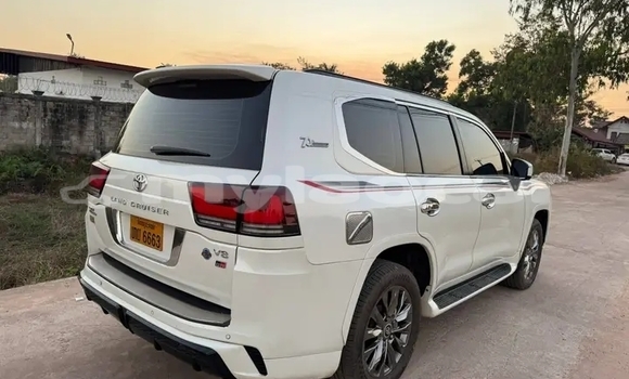 Buy Used Toyota Land Cruiser Prado White Car in Vientiane in Vientiane Province Buy Used Toyota Land Cruiser Prado White Car in Vientiane in Vientiane Province