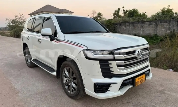 Buy Used Toyota Land Cruiser Prado White Car in Vientiane in Vientiane Province Buy Used Toyota Land Cruiser Prado White Car in Vientiane in Vientiane Province